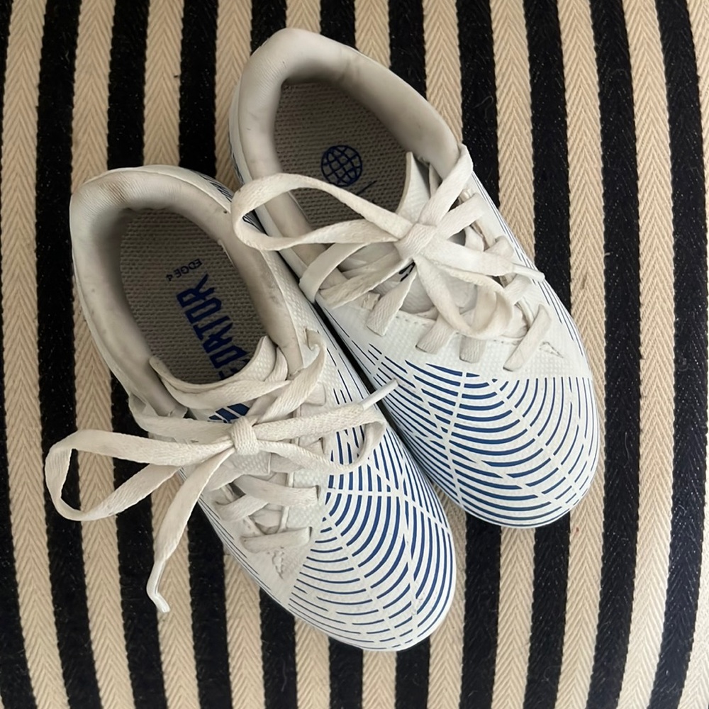 Adidas predator kids soccer cleats size US 10.5 youth.  White with blue.